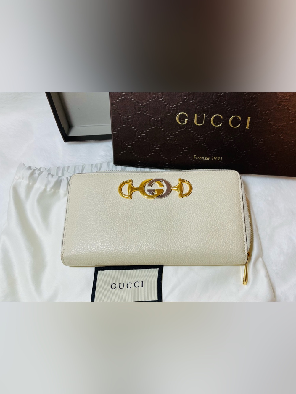 Gucci Authentic Cream Pebbled Leather Zip Wallet with Gold Interlocking G